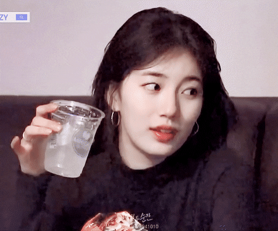 淡颜系的秀智有一种岁月静好的美！ ​​​