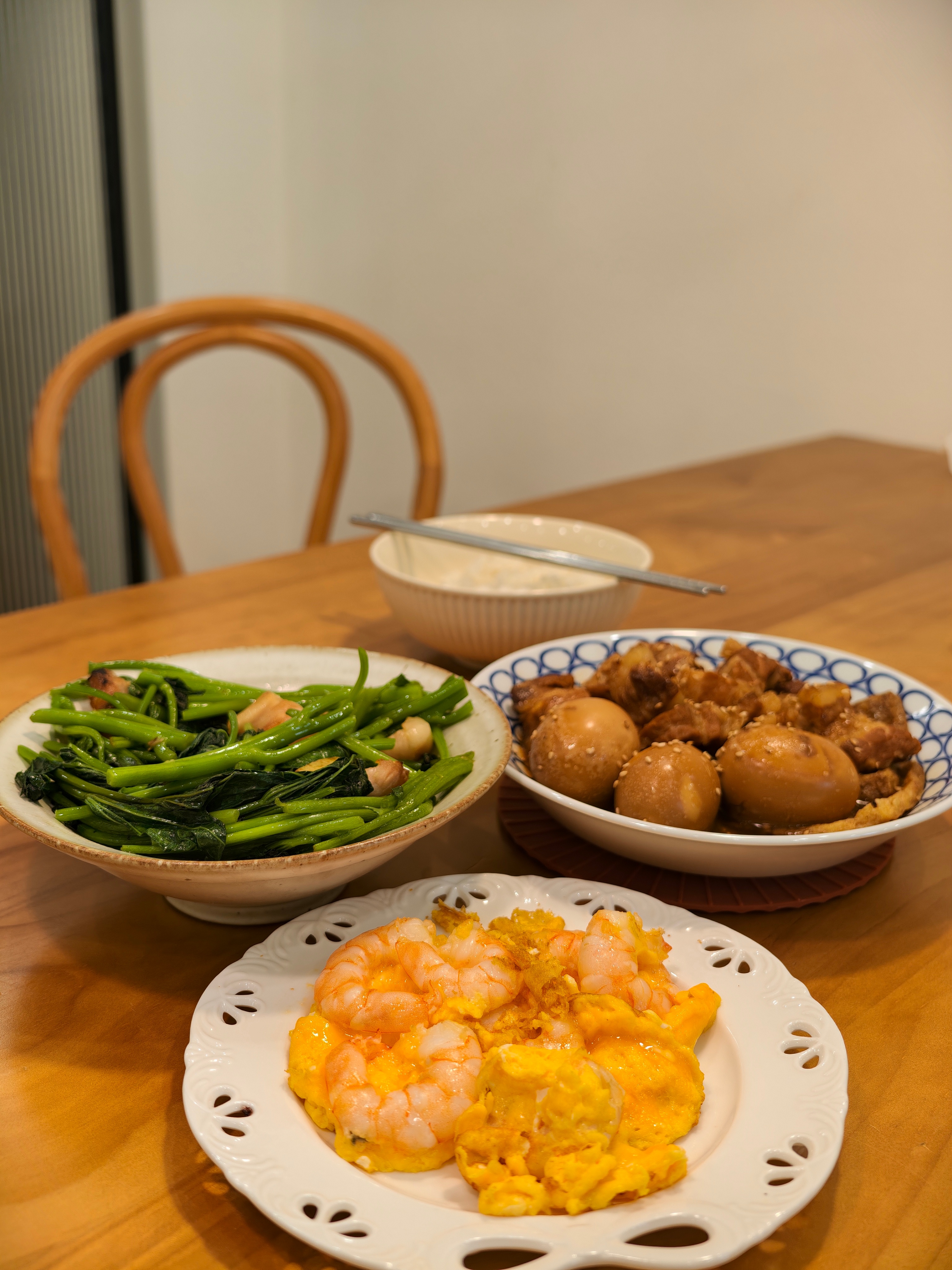 给小可爱做饭卤水五花肉，虾仁炒蛋，油渣炒番薯叶开餐