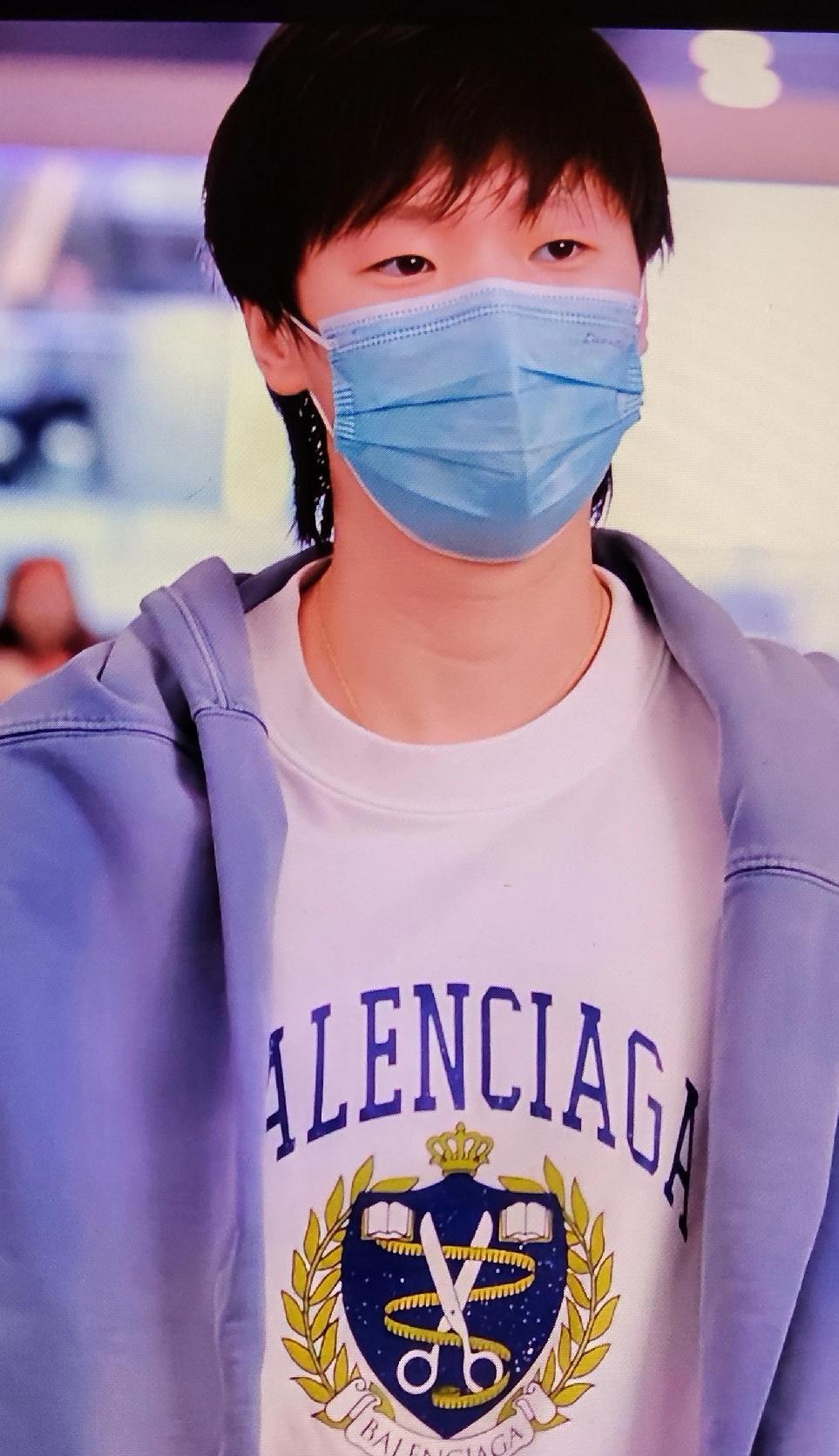 一个内向的世界冠军，把50万奖金“藏”在了最不起眼的地方。
她撕开装奖金的信封，