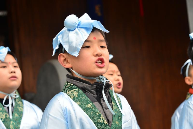 诗词的魅力总是无穷无尽，有些诗横竖倒念皆成文，简直绝了！像朱熹的《菩萨蛮·呈秀野