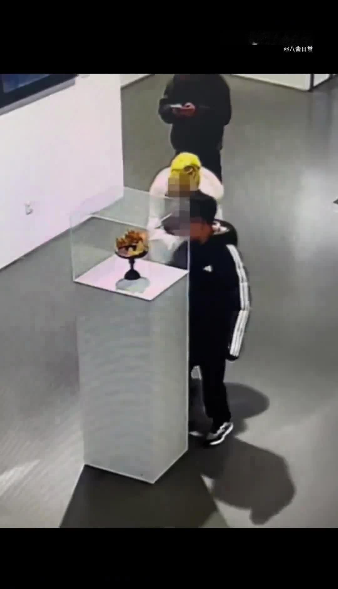 千万粉丝网红自曝 4 斤重黄金凤冠被毁，监控画面曝光，具体情况如何？责任该如何认