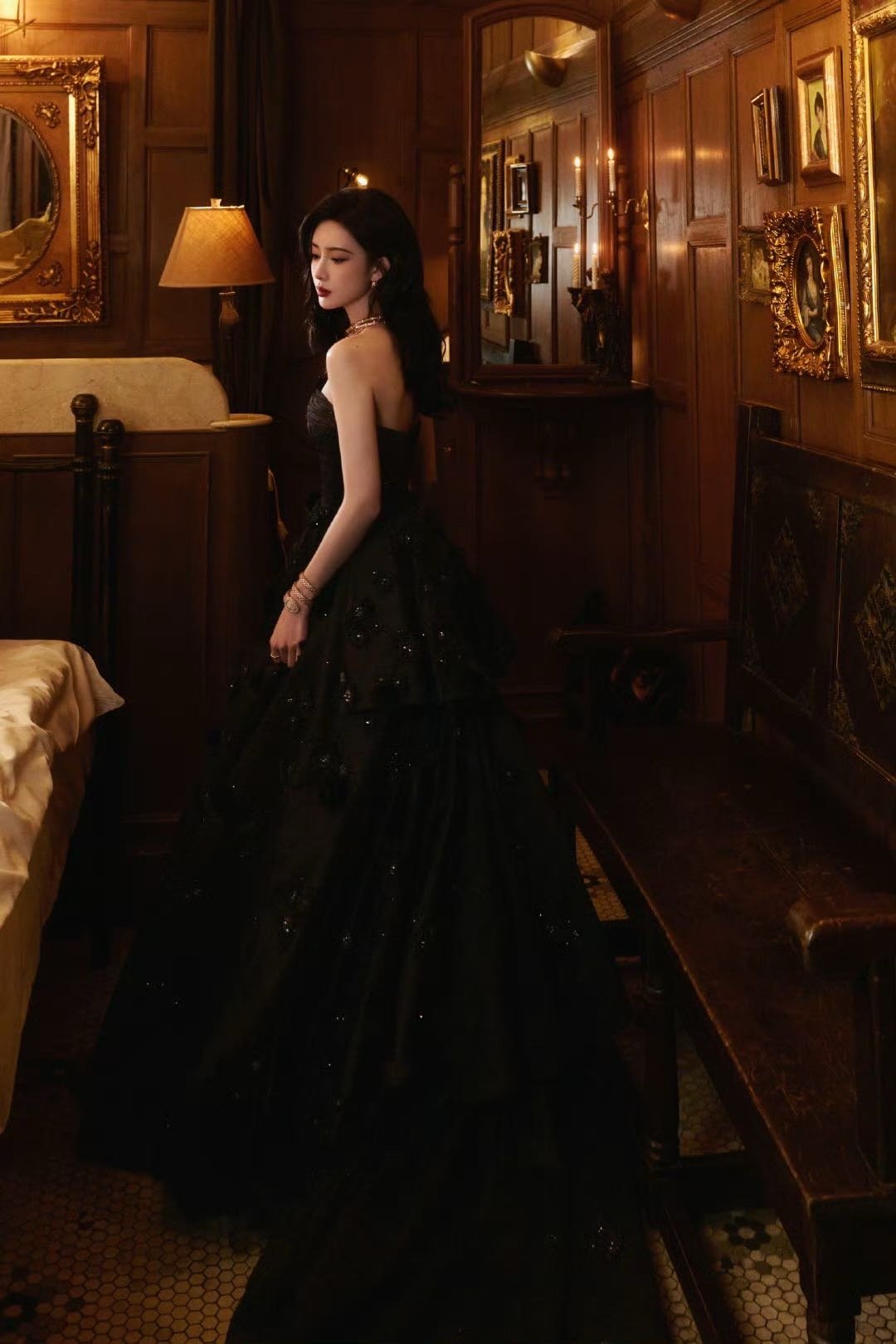 孟子义灵蛇叠搭环绕  咱就是说孟子义真的太让人惊艳了吧，这次的搭配，简直就是灵蛇