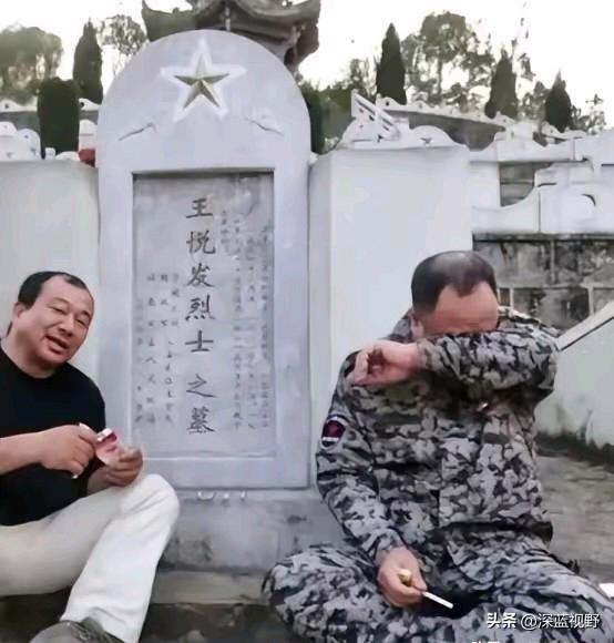 2013年，退伍军人韩维民去麻栗坡烈士陵园给战友王悦发扫墓，负责管理的张园长告诉
