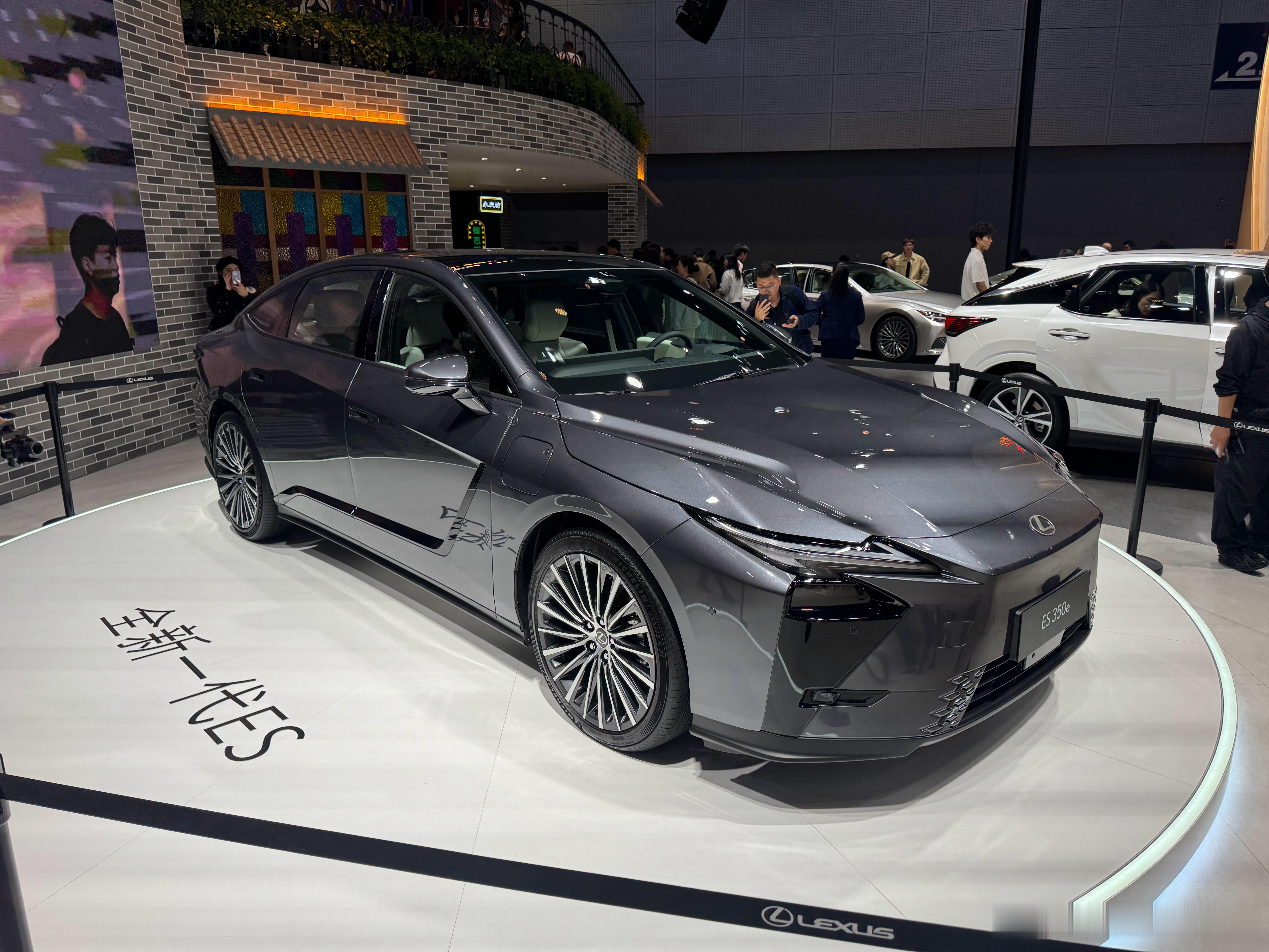 全新雷克萨斯ES，以中国市场需求为主做的开发和设计，做个小调查，你们觉得怎么样？