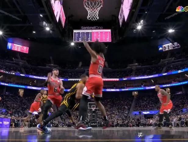 NBA赛场镜头：
   库里也伤了，没打绑脚嘛？这要是换詹姆斯，不得跺跺脚继续干