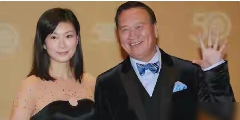 你以为影星都住豪宅？

刷到万梓良在长沙县菜市场挑西红柿的照片，我盯着看了半天—