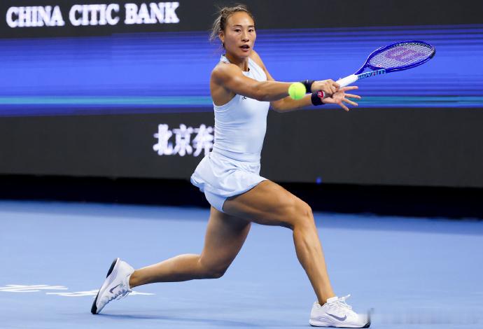 2025中网 女单第三轮，郑钦文在战至4-6 6-3 0-3时，突然宣布因伤退赛