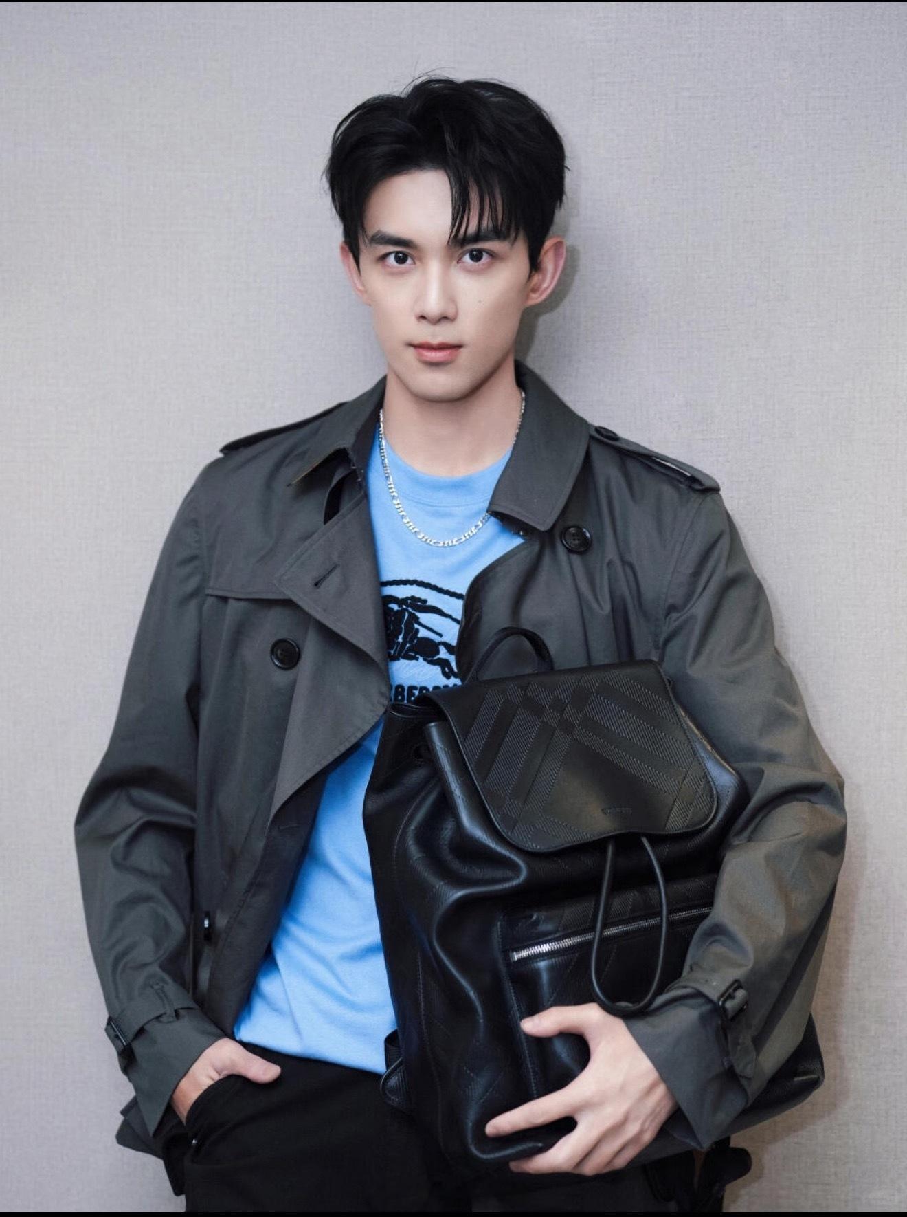 Burberry又发代言人吴磊帅照啦 