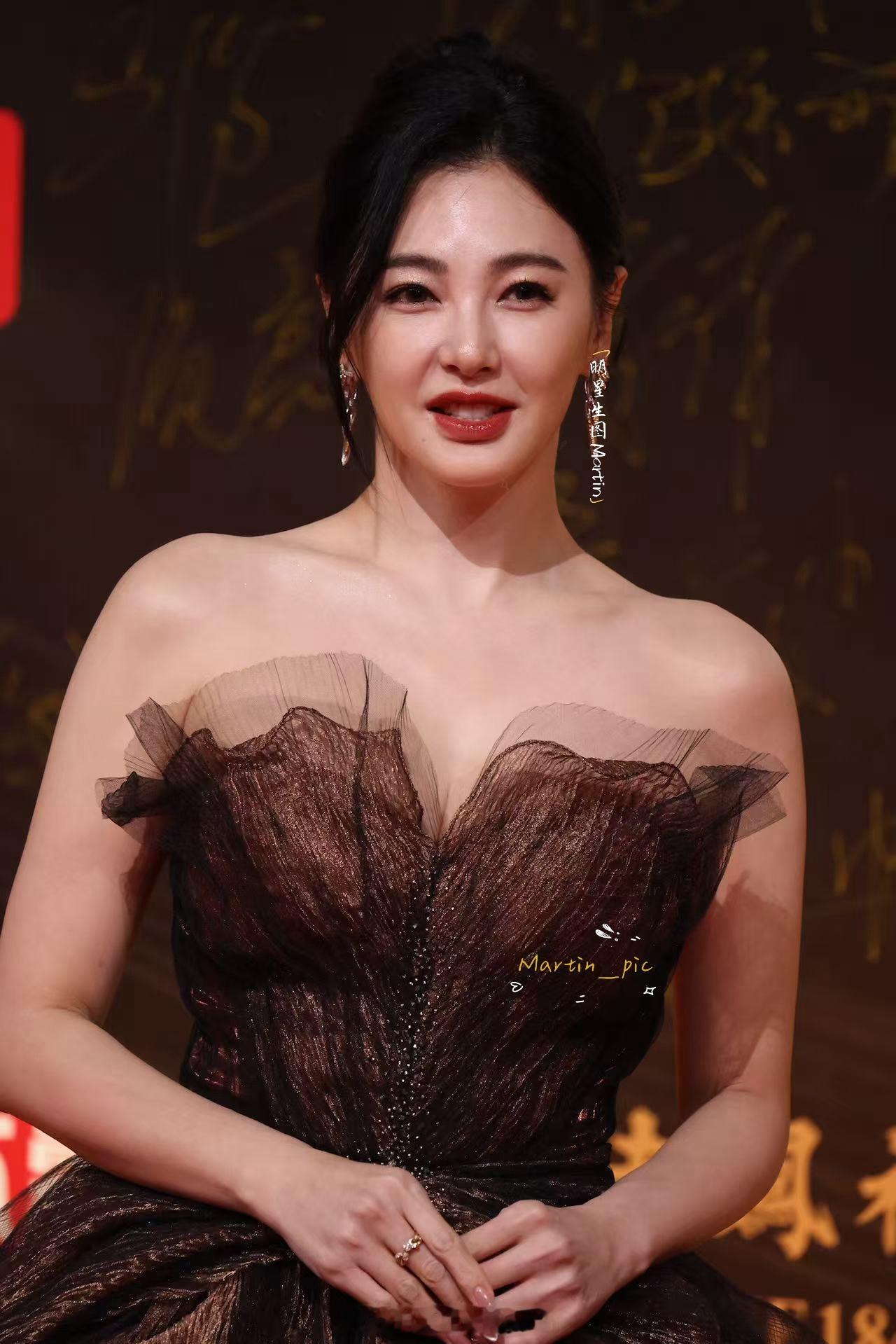 张雨绮国剧盛典红毯张雨绮 张雨绮 251216红毯生图掉落~姐姐依旧气场全开 