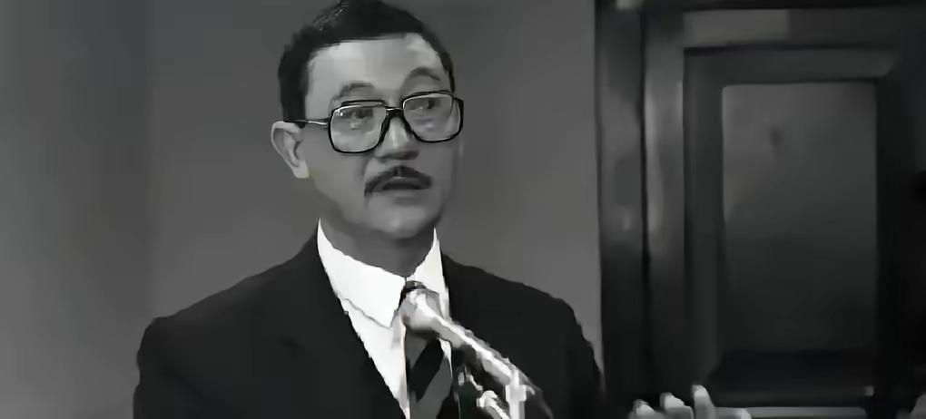 1979年，台北松山机场，蒋经国次子蒋孝武拿着手枪，死死顶住“国安局”局长王永澍