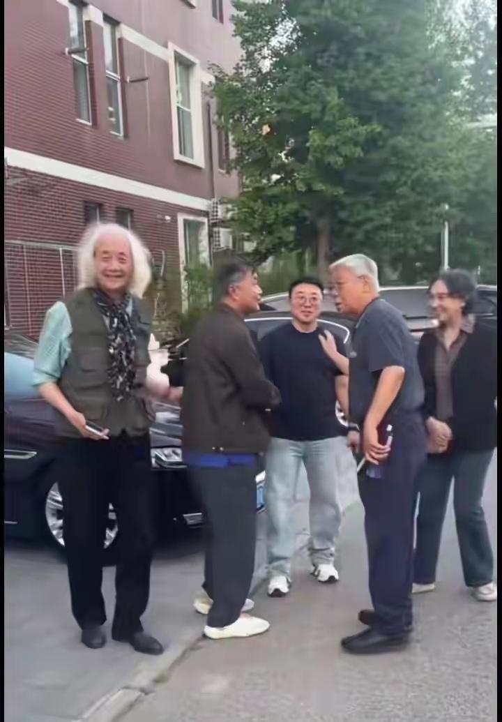 沈巍的书画圈子已经彻底打开了，未来他将受到全国各地书画艺术馆的欢迎，他将成为网络