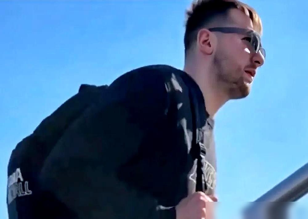 一根扎进左侧半撕裂肌肉的西班牙特制长针，硬生生把詹姆斯的季后赛剧本撕烂。你根本想