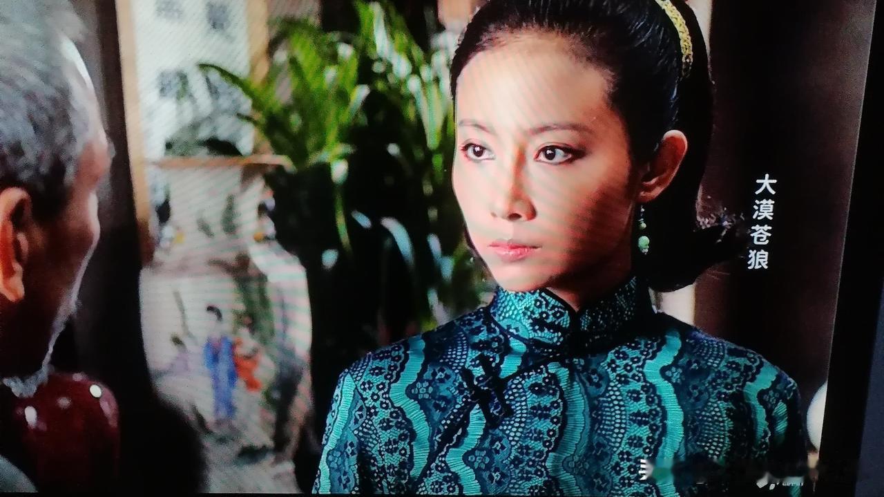 她心情激动地到客栈捉奸，却捕捉到了两男两女令人刿目怵心的一幕。
一天夜里，宋香丽