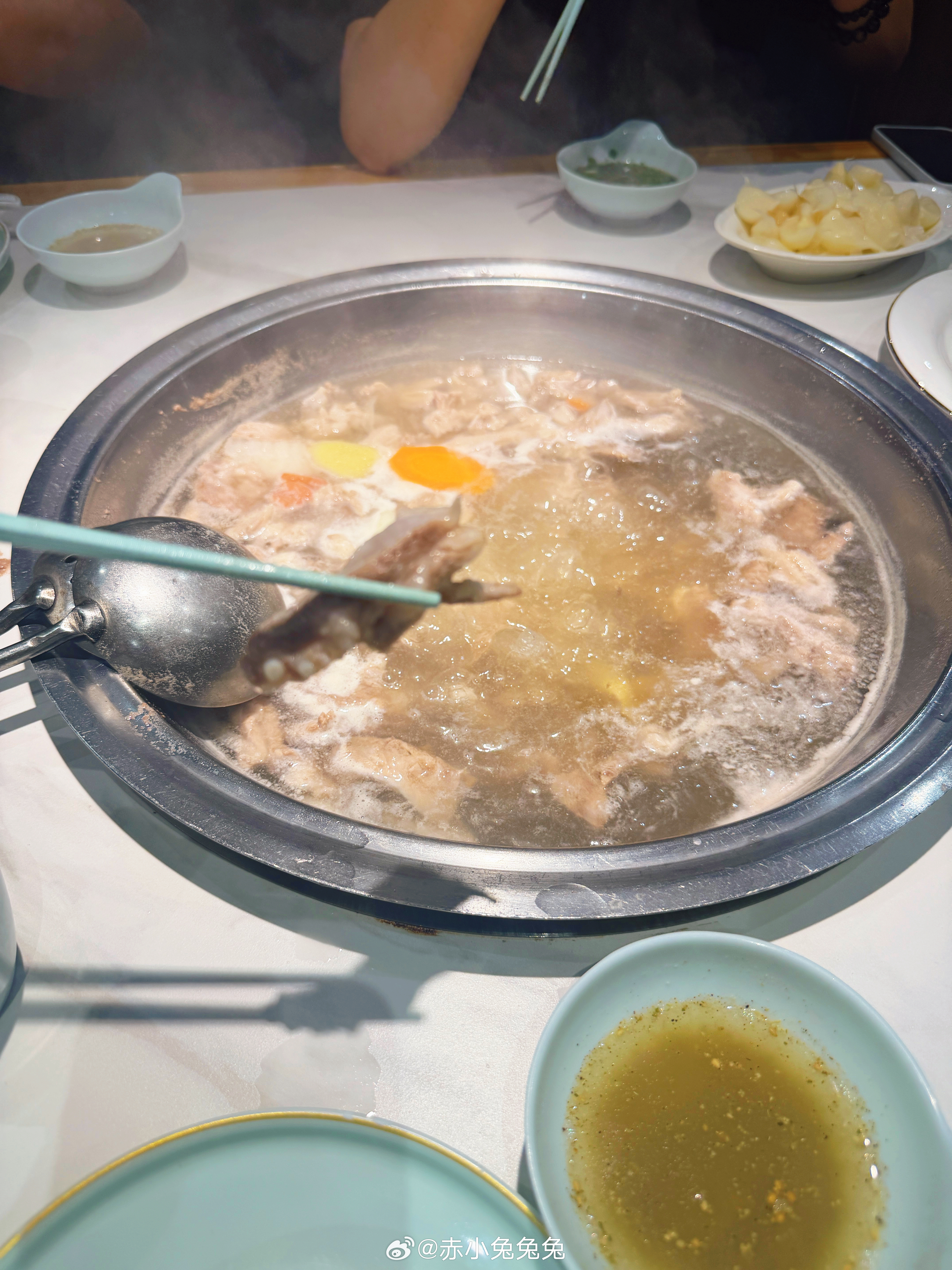 今天EWC下班后，孙哥带我和Jimmy孙宁去吃了家巨好吃的羊肉😋可惜我嘴里这两
