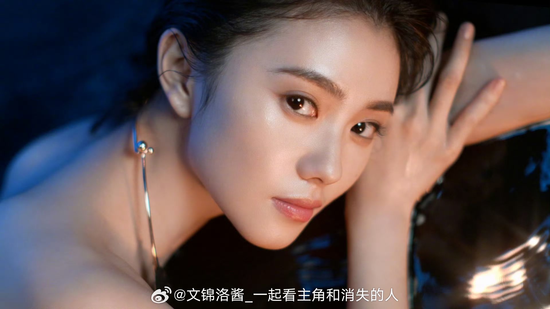 刘浩存刘浩存新风格美翻了刘浩存释出全新广告大片，一袭黑长裙配利落大背头，彻底褪去