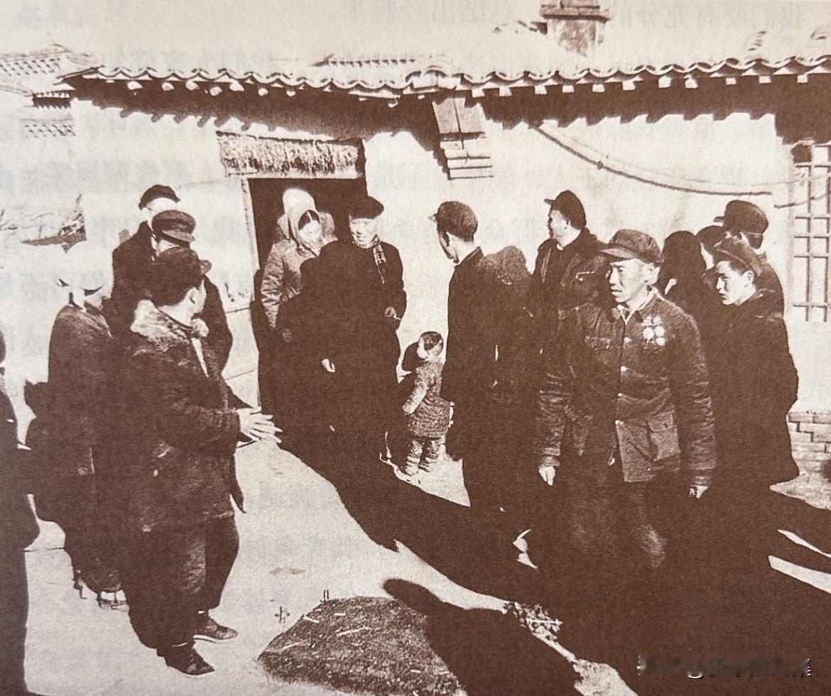 1957年，刘少奇同志率调查组，沿京广铁路南下，到河北、河南、湖北、湖南、广东五