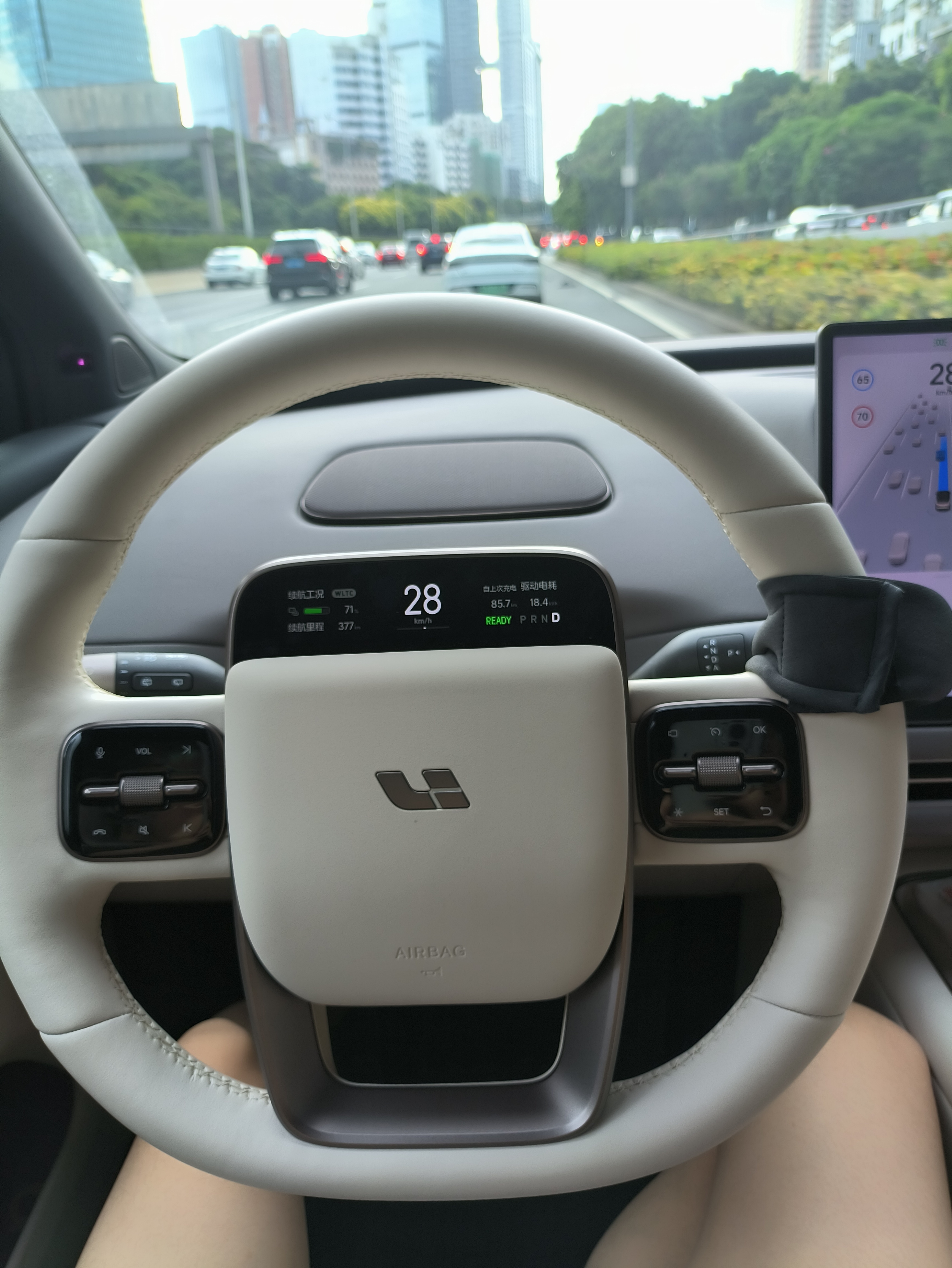 理想i6智驾升级后有进步，激进了很多，还不错。以前真是菜的要死，不敢走跑错道都是