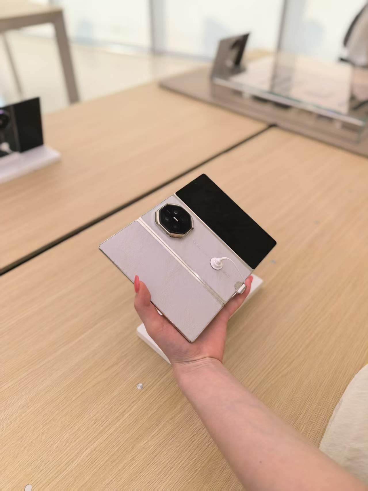 华为 Mate XT 2 非凡大师今天开始正式卖了，10:08全渠道开售，售价1