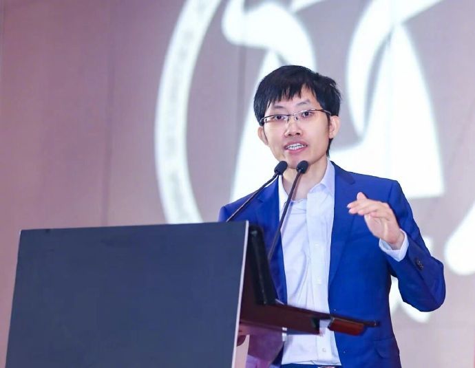 梁文锋称AI无法替代员工 其核心就一句话：AI目前还做不到“边干边学”，每次都得