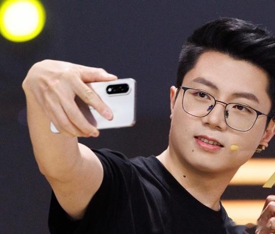 我擦，我就想问一句李杰签保密协议没，一加Ace5至尊版真机曝光了，这次变成了全新