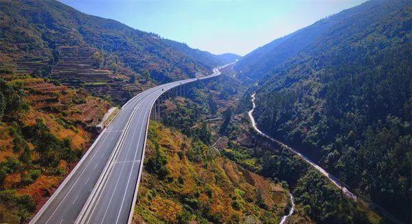 云南网民向省长建言春节及节假日宾南高速转新老楚大高速锥桶分流实施方案

✍📩2