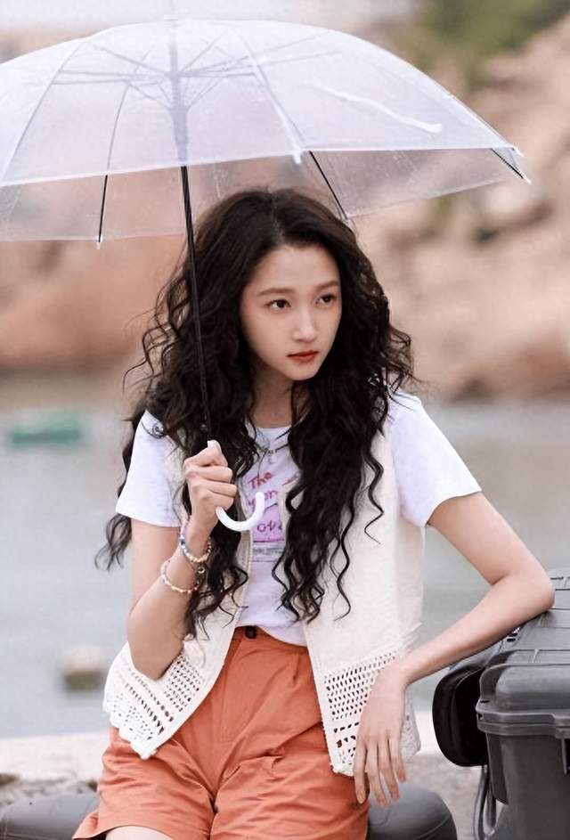 关晓彤职业生涯尺度天花板！考拉抱热吻，彻底告别国民闺女滤镜