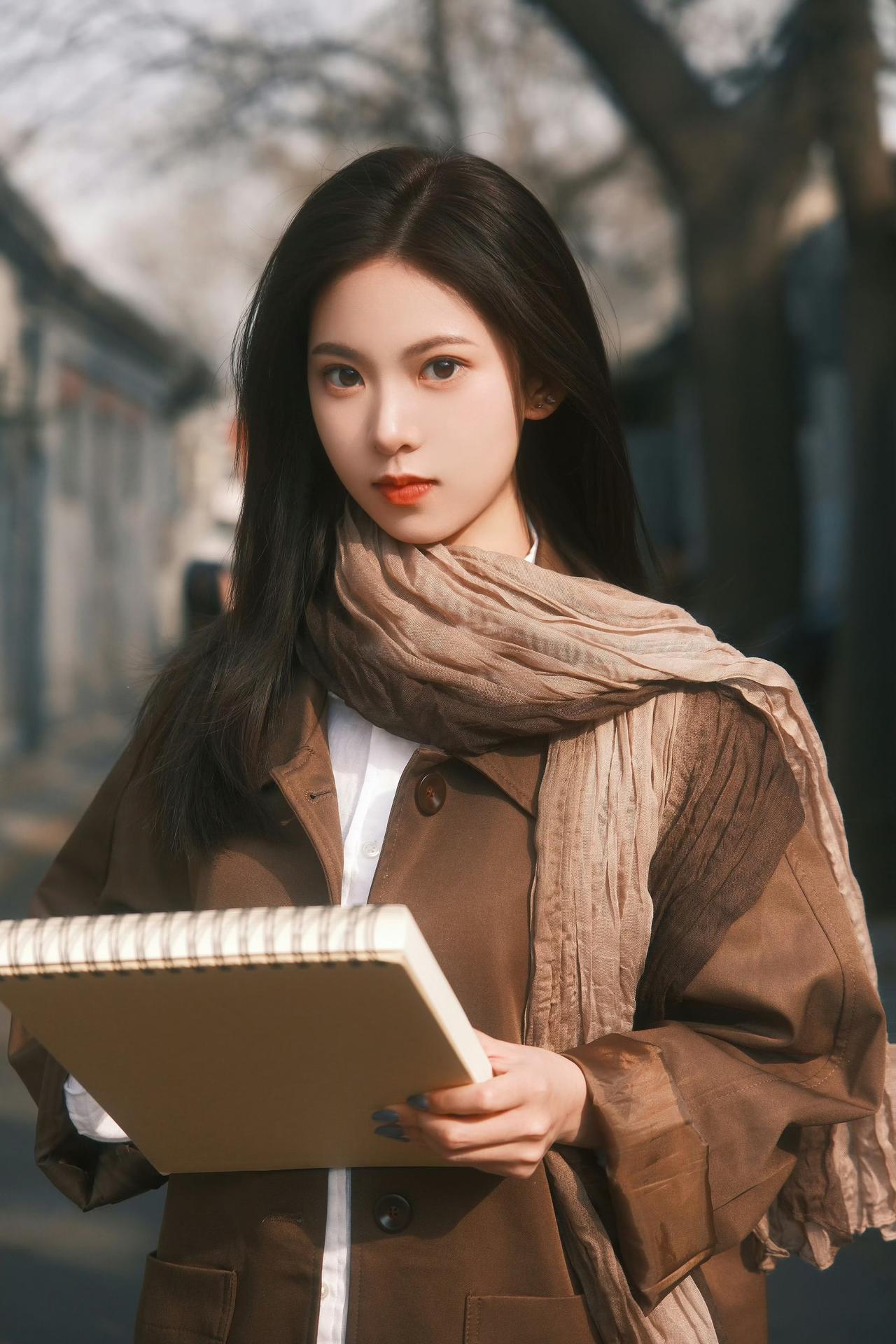 春日生活打卡季胡同里的阳光，裹着旧时光的温柔。速写本上画的是风景，也是藏在心底的