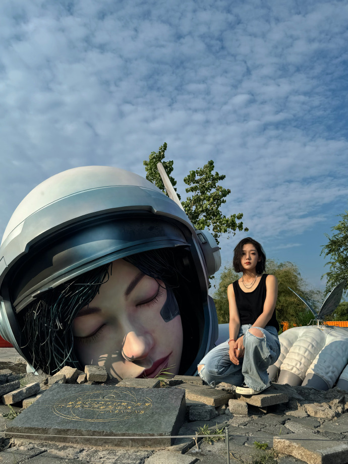 希林娜依高少年感短发 新的风格又是展现出来了很多的亮点和魅力的呀，我可真的是太喜