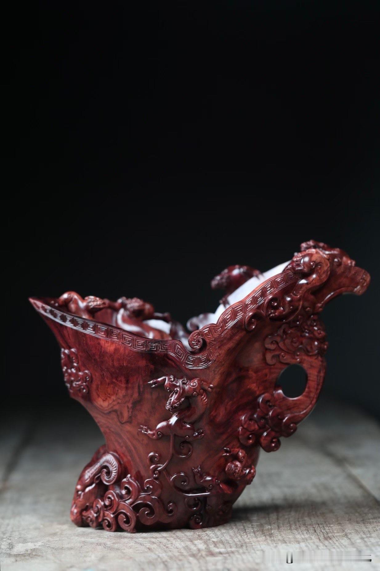 有些海黄作品胜在纹理，有些海黄作品胜在雕工。

而这件“九龙献瑞”，两者兼而有之