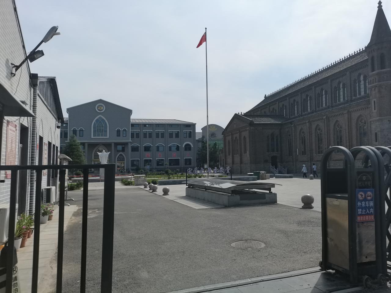 大名古城
圣母大教堂
进去东城门
不远处路南
远远望去
一座楼塔尖尖的建筑
映入
