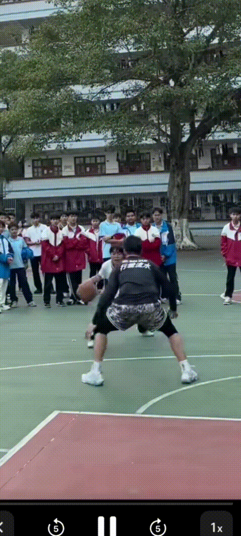 篮球天才？高中女生展现篮球天赋惊讶全网！

无意中刷到这个视频，看到了一名高中女