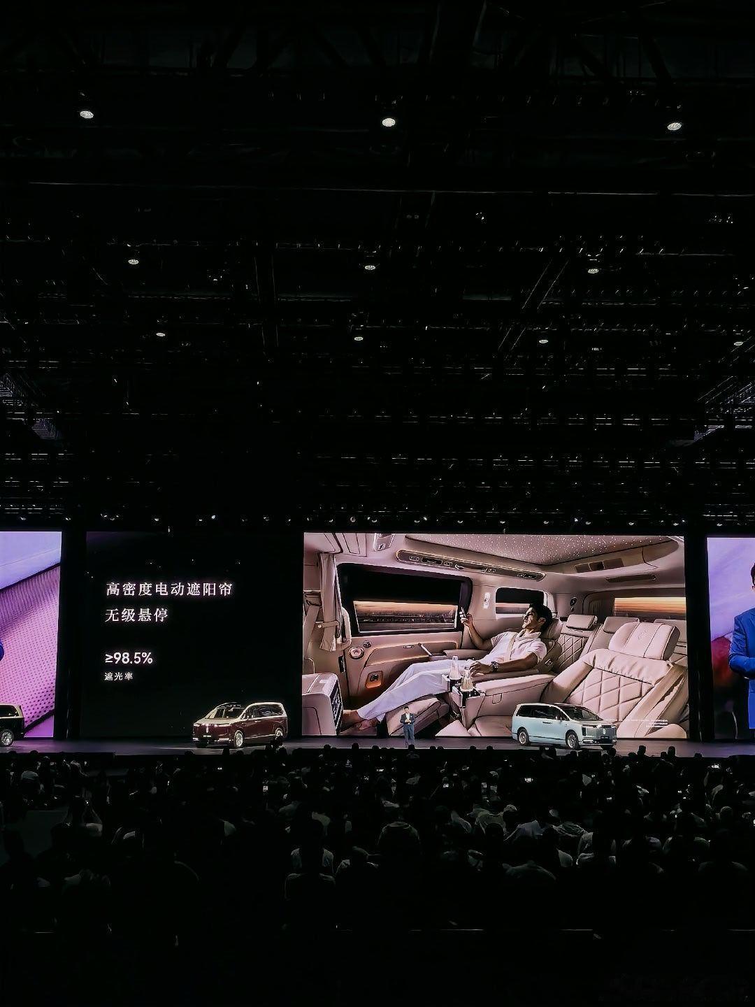 尊界 S680 三排配置上，通风加热按摩全部安排，220V 也有。当然，还可以收
