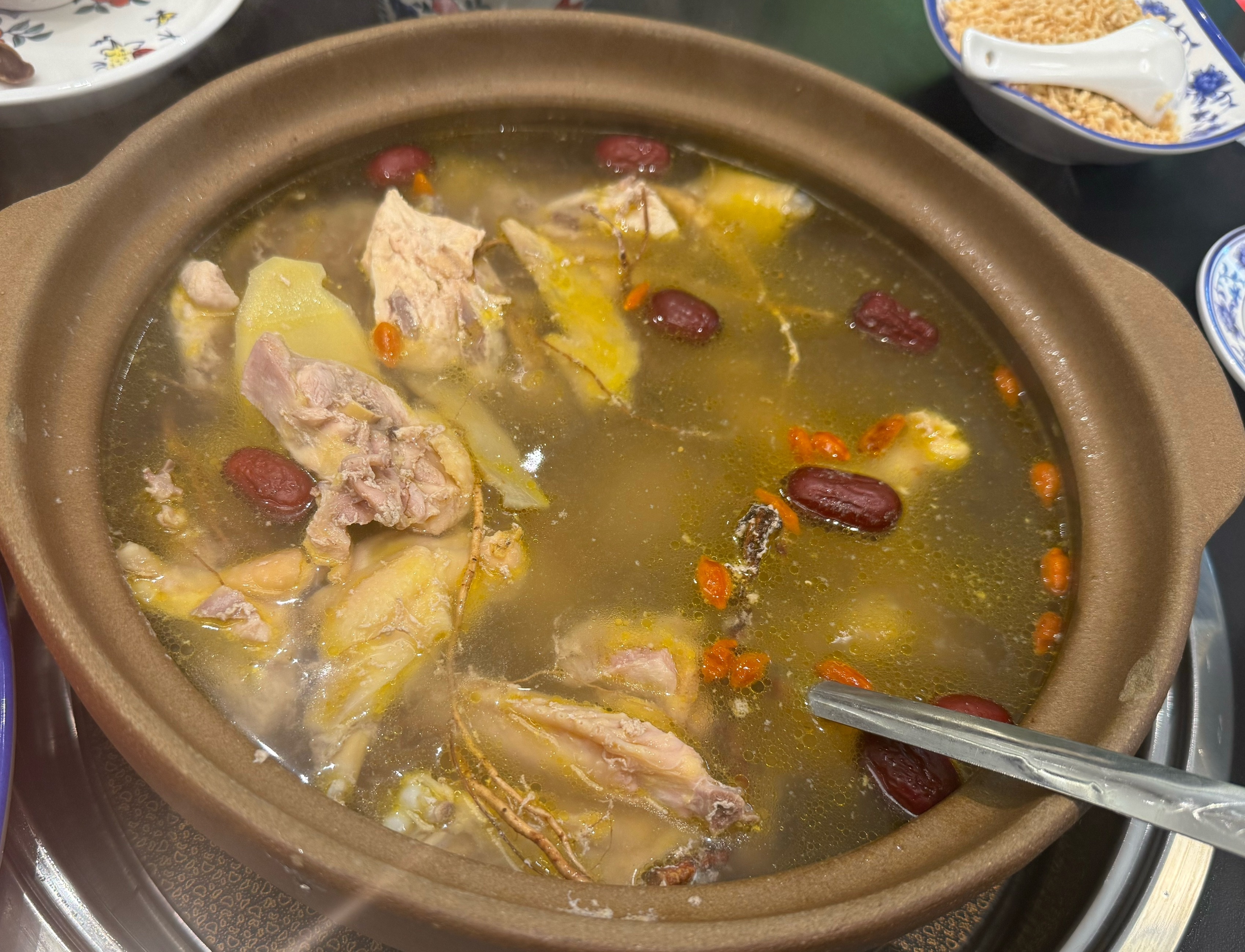 来吃广东鸡煲了，五指毛桃鸡汤有股椰奶香，那个是西洋菜么（我忘了）？有点苦，合肥开