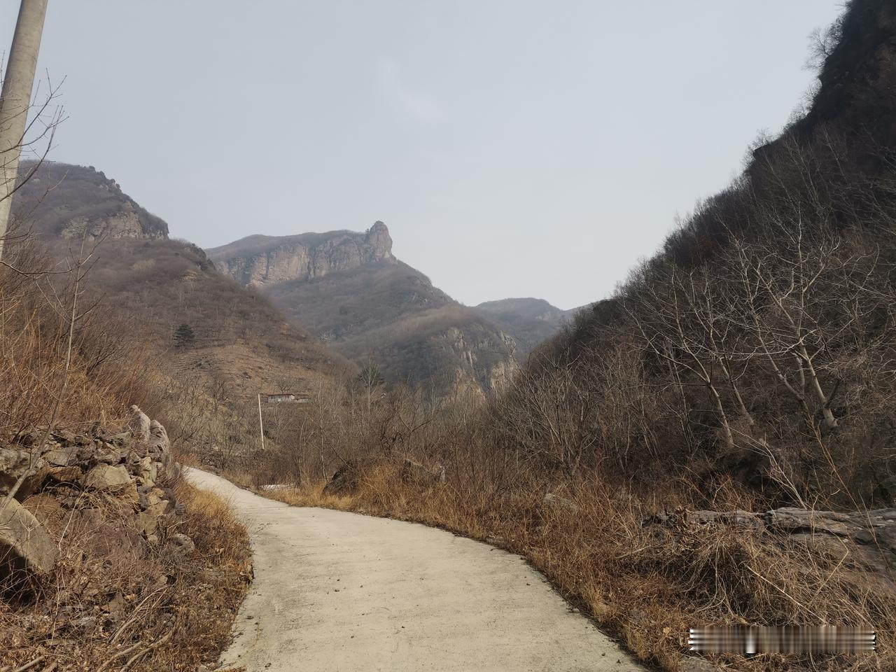 承德兴隆五指山下连战沟独居的人家。
再次来到兴隆解放村，午饭后农家院老板带我们去