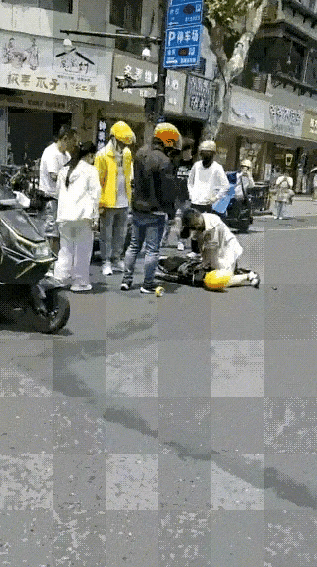 今天中午，临平北大街和朝阳西路交叉口，一名外卖小哥突然倒在街头，心跳骤停。一位女