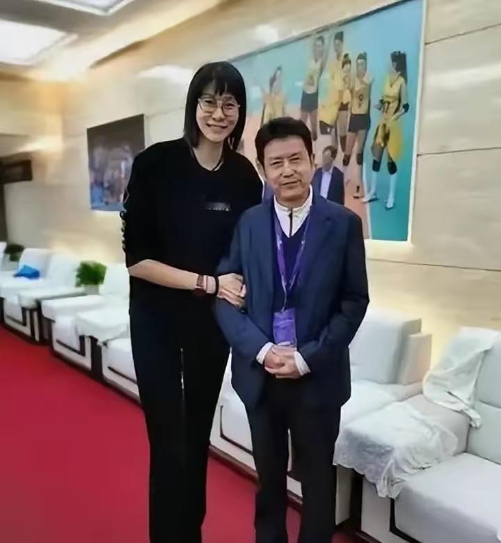 [月亮]1992年，陈忠和的妻子因背包带勾住了火车，而被卷入火车下不幸而亡。3年