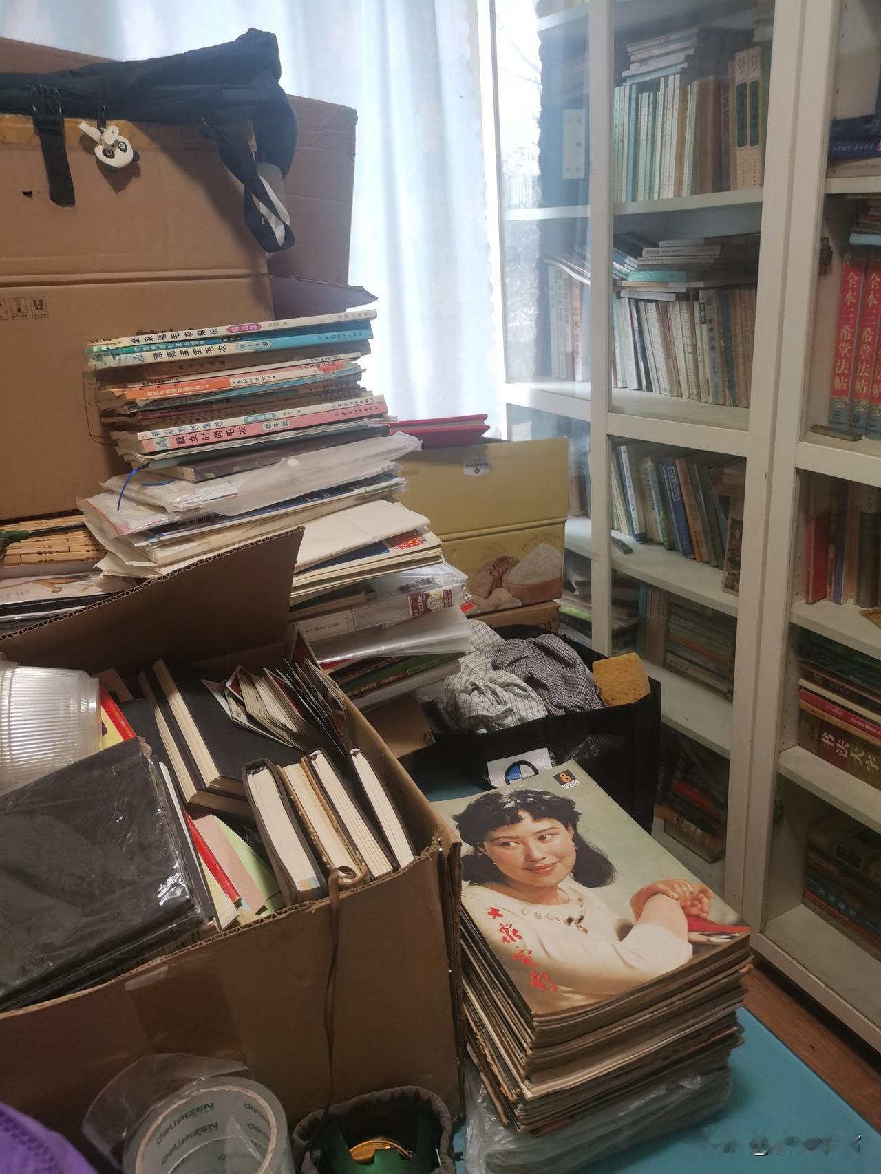 看着这满屋子的书，我现在开始发愁了。

想当年省吃俭用攒钱买的这些宝贝，现在无论