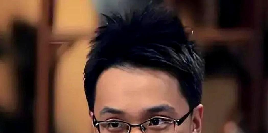 蔡明儿子，十年不接他妈电话。
这不是叛逆，是顶级职业操守。
星二代最奢侈的独立，