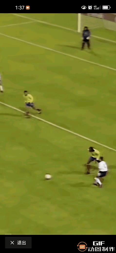 年轻球迷看到这个镜头，直呼：“100％AI生成的！”
老球迷感慨：“只有那个年代