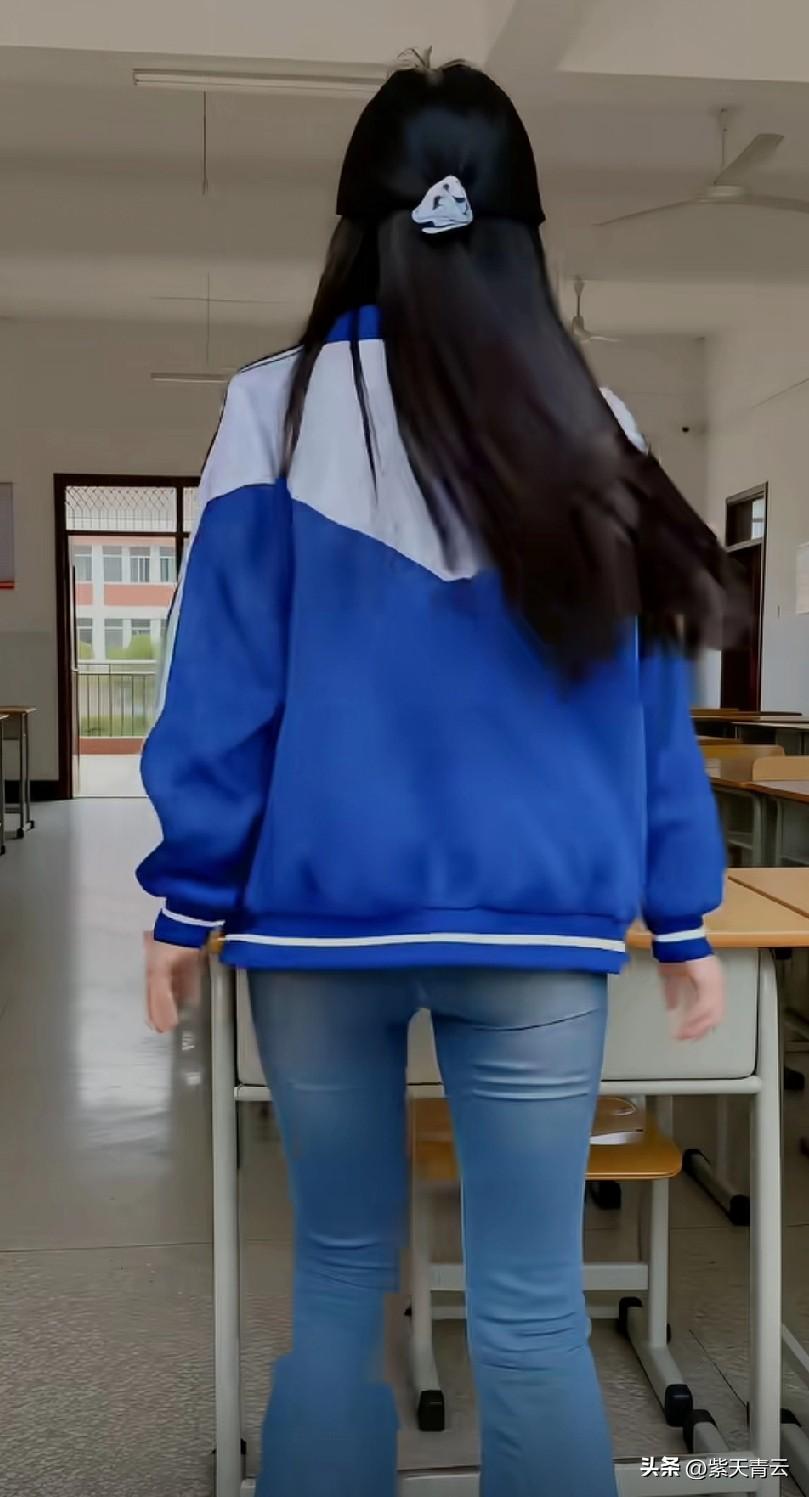 人生从无坦途，风雨皆是寻常。

不必抱怨前路坎坷，每一次跌倒，都是为了更稳地站立