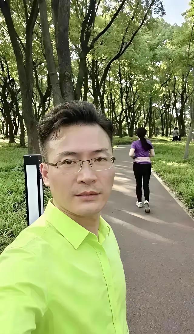 一个半死不活，卡在泥潭里的俄罗斯，下不来台的俄罗斯是欧洲与美国最大的红利。

俄