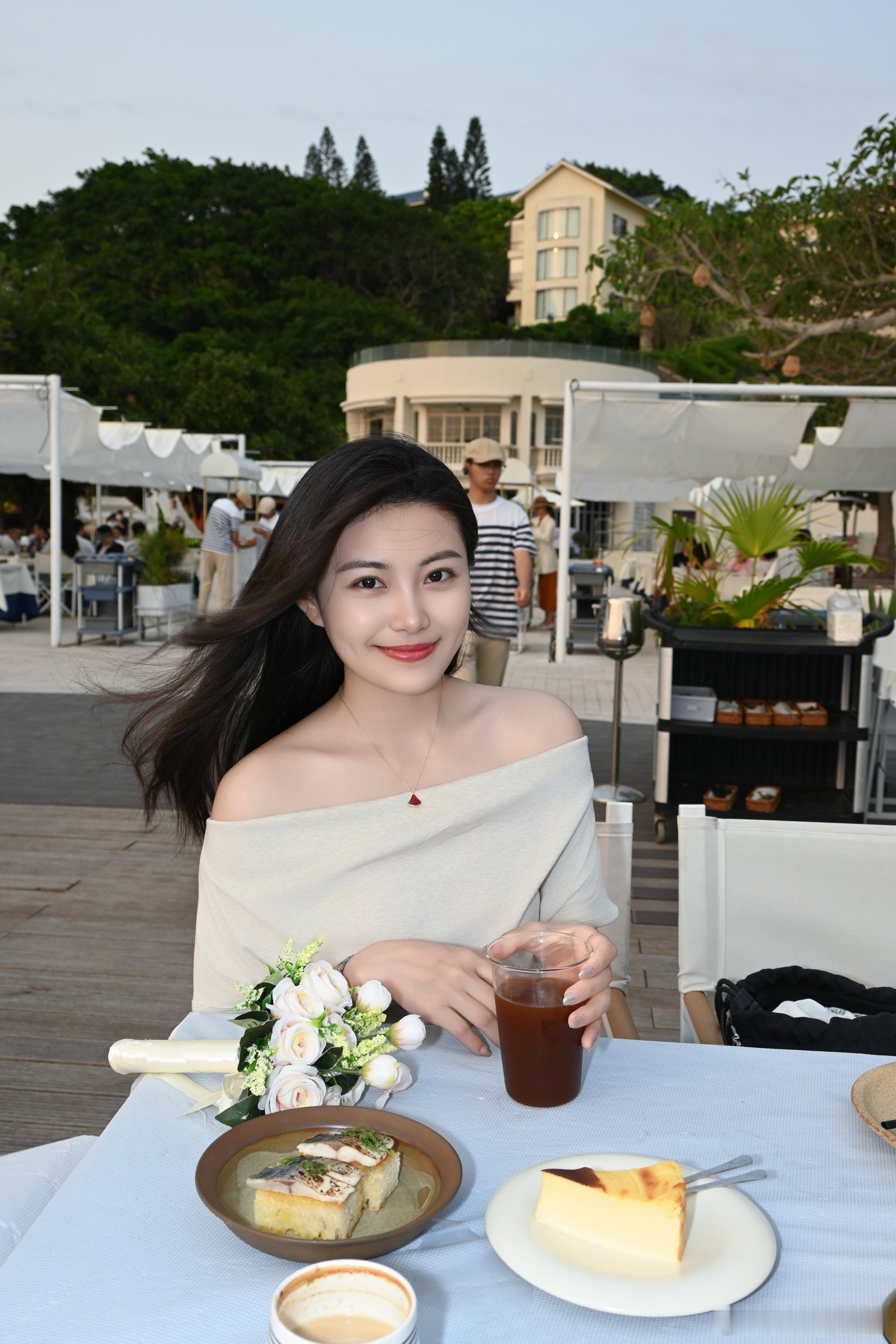 拍照只有一个表情的人所以像AI 