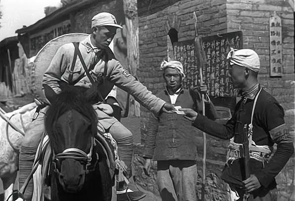 1940年，一位八路军战士左腿负伤，被送至后方医院。因医疗条件所限，首次手术未能