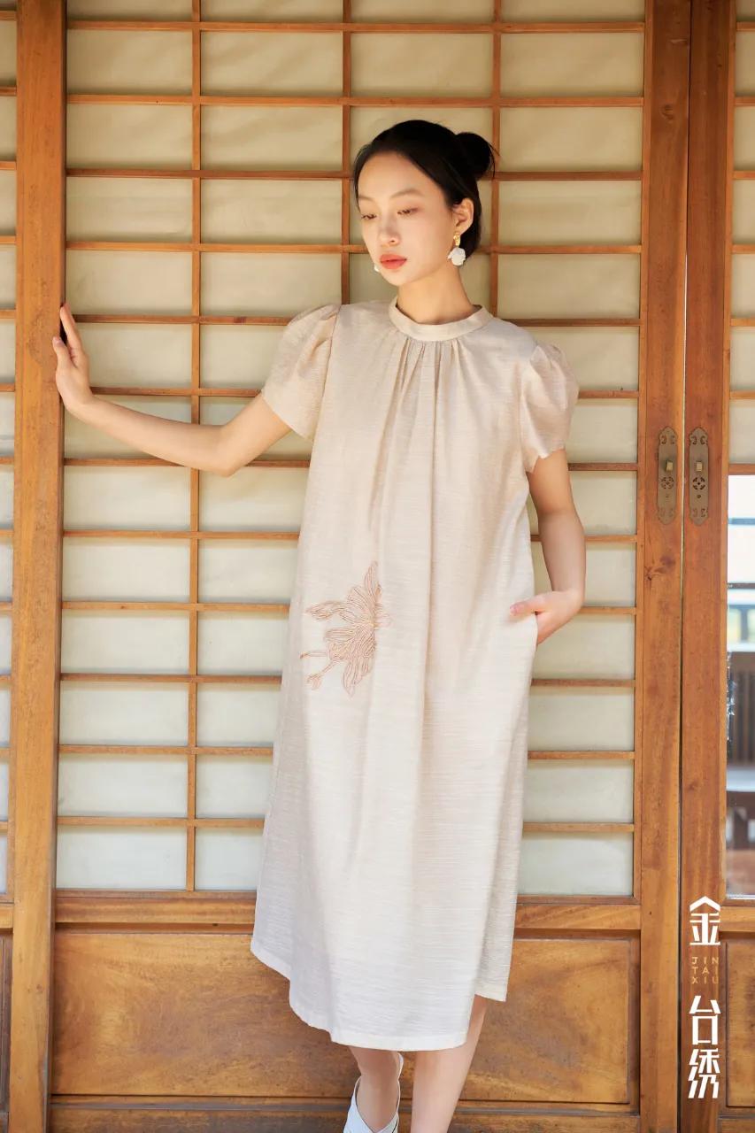 触动夏日之息
风迁夏回，和之轻享
摇曳之间，片刻自在
连衣裙
女孩子怎么穿搭既时