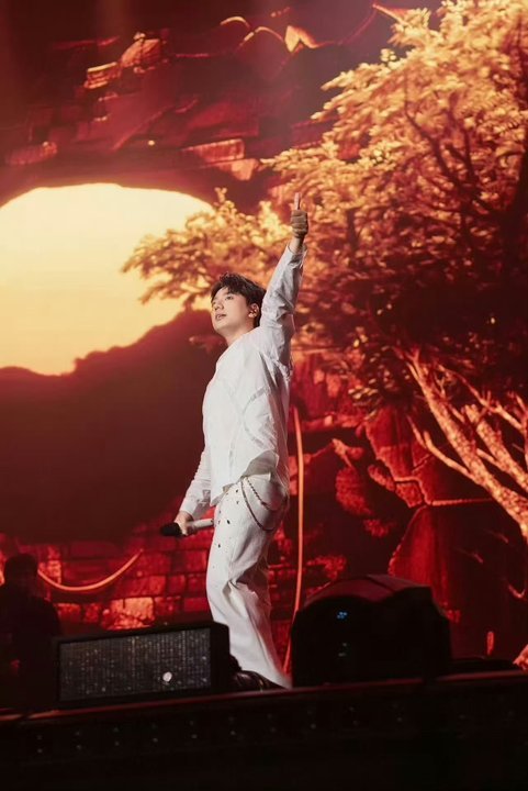 海来阿木深情又接地气海来阿木过了嘉禾望岗终到繁华深处最懂人心的歌者海来阿木，跨过