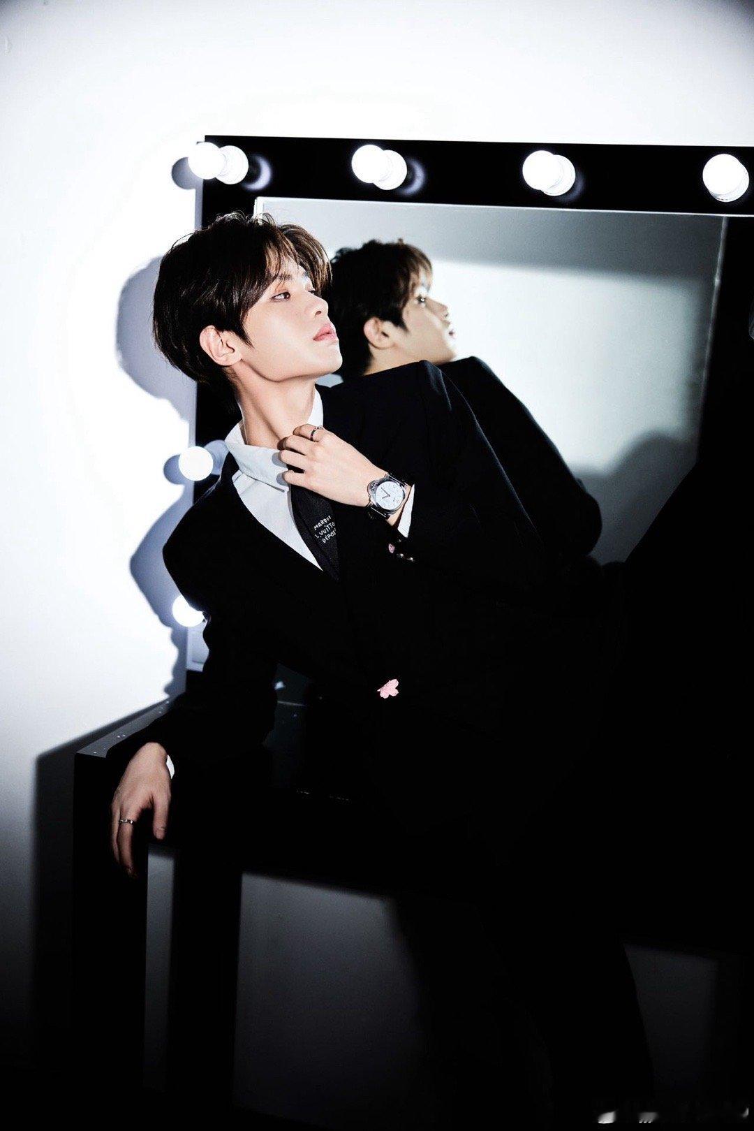 黄明昊混搭珍珠与金属，用时尚嗅觉打破常规界限！ 