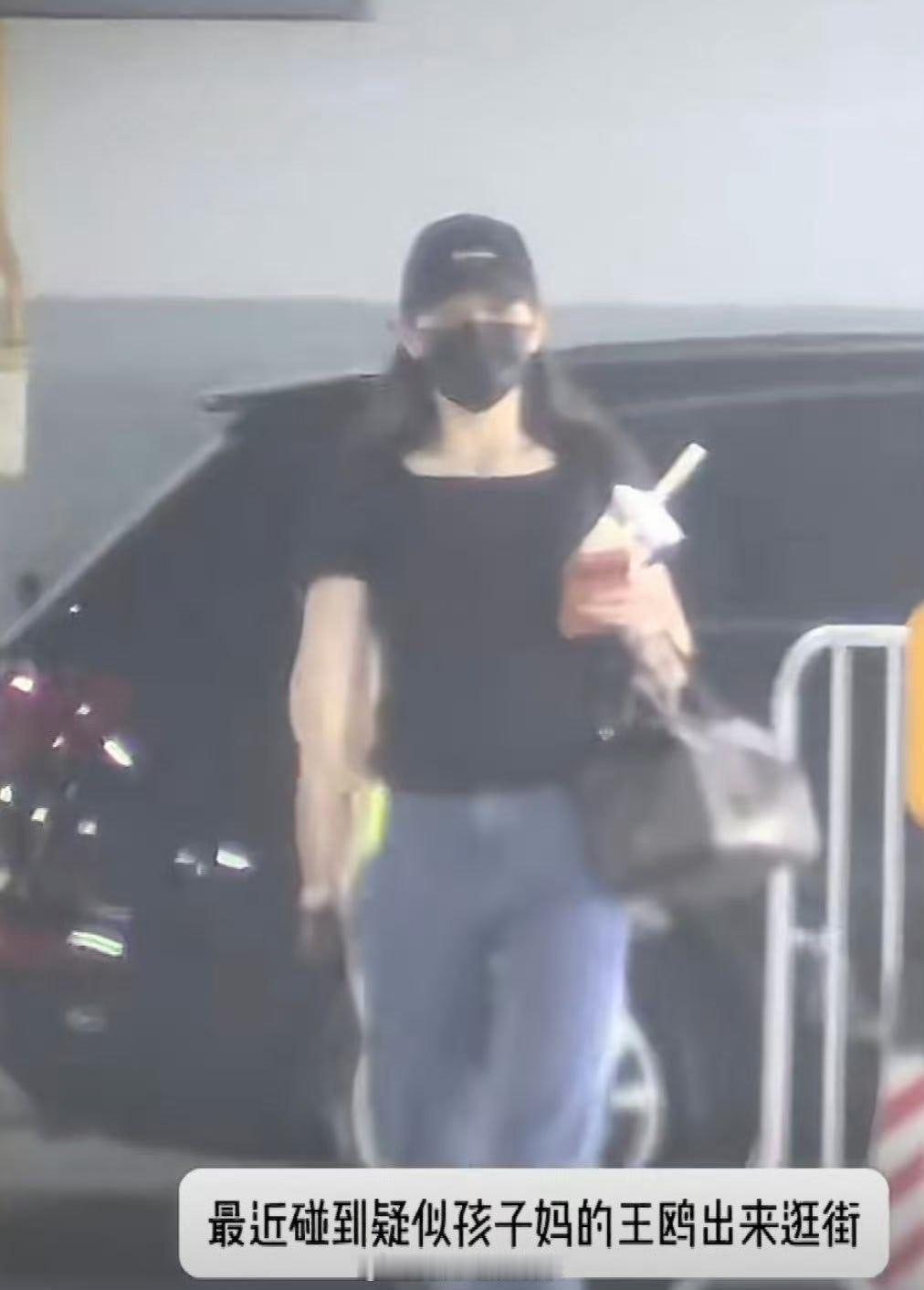 王鸥带女儿逛街  还是多关注作品吧 不 