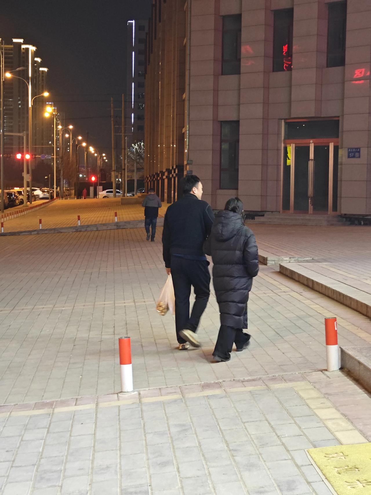 大姨当年全家搬到城里，就把她的老房子毫不犹豫地送给了我妈。

那时候，我们家人口