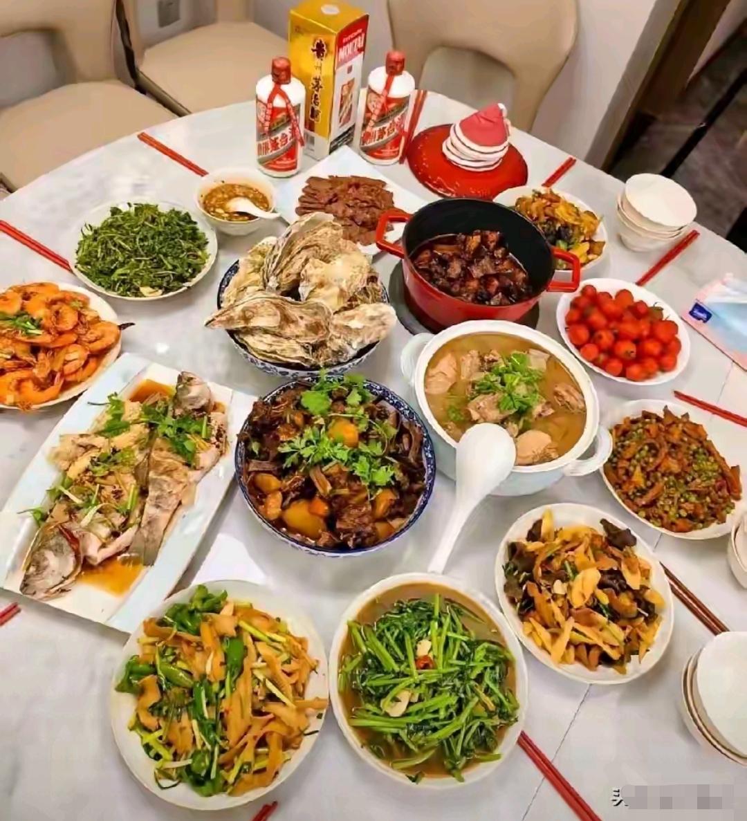 单位六位同事来我新家庆祝乔迁之喜，我和爱人精心准备了一下午安排了这桌饭，花了40