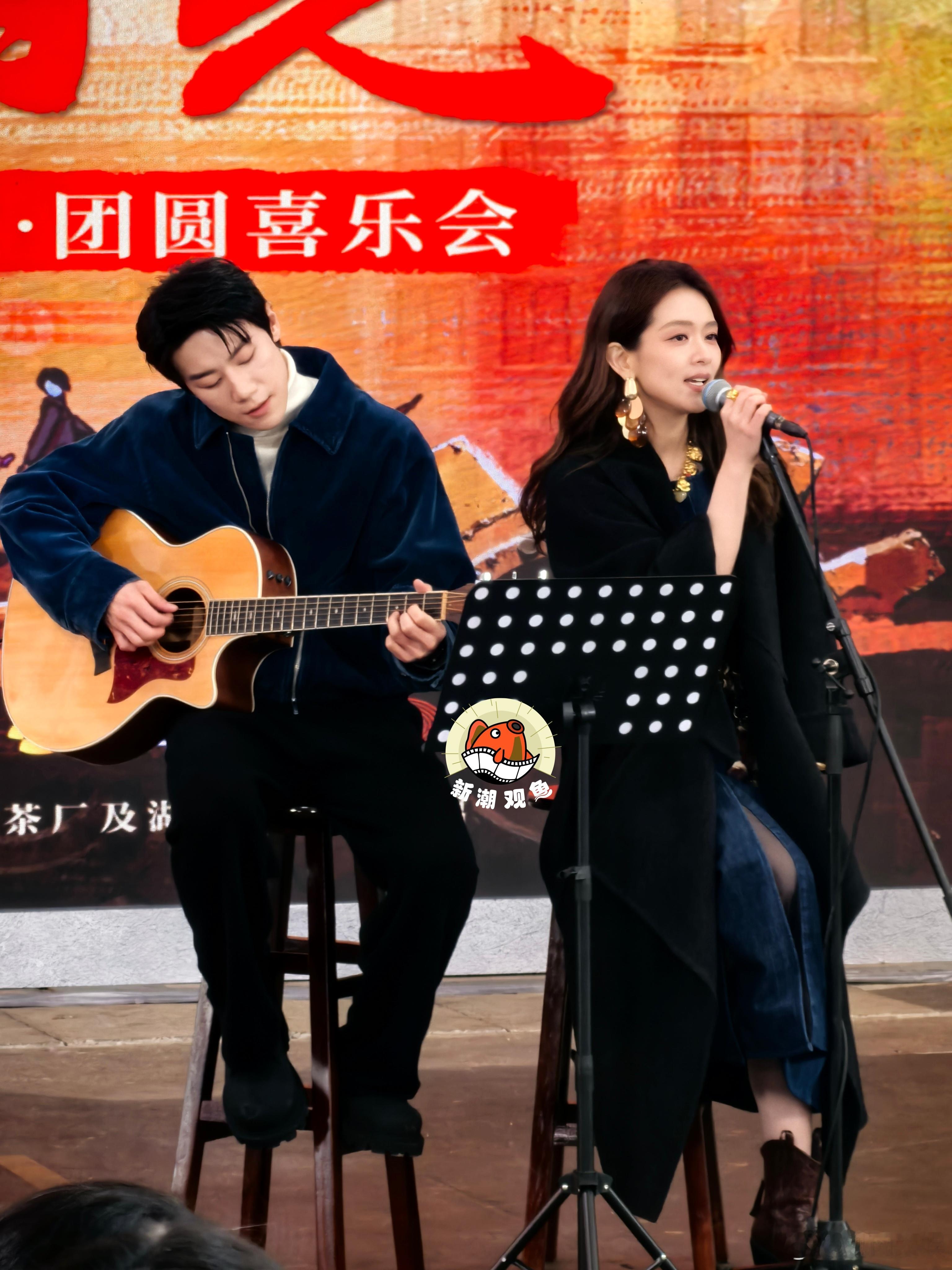 【他俩在剧里是一对“苦命鸳鸯”？】在年代剧《好好的时光》发布会上，和合作弹唱，悠